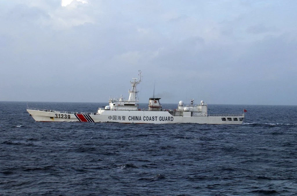 中國海警船罕見逼船驅離日本漁船 與日巡邏船對峙7小時才離開 -- 上報