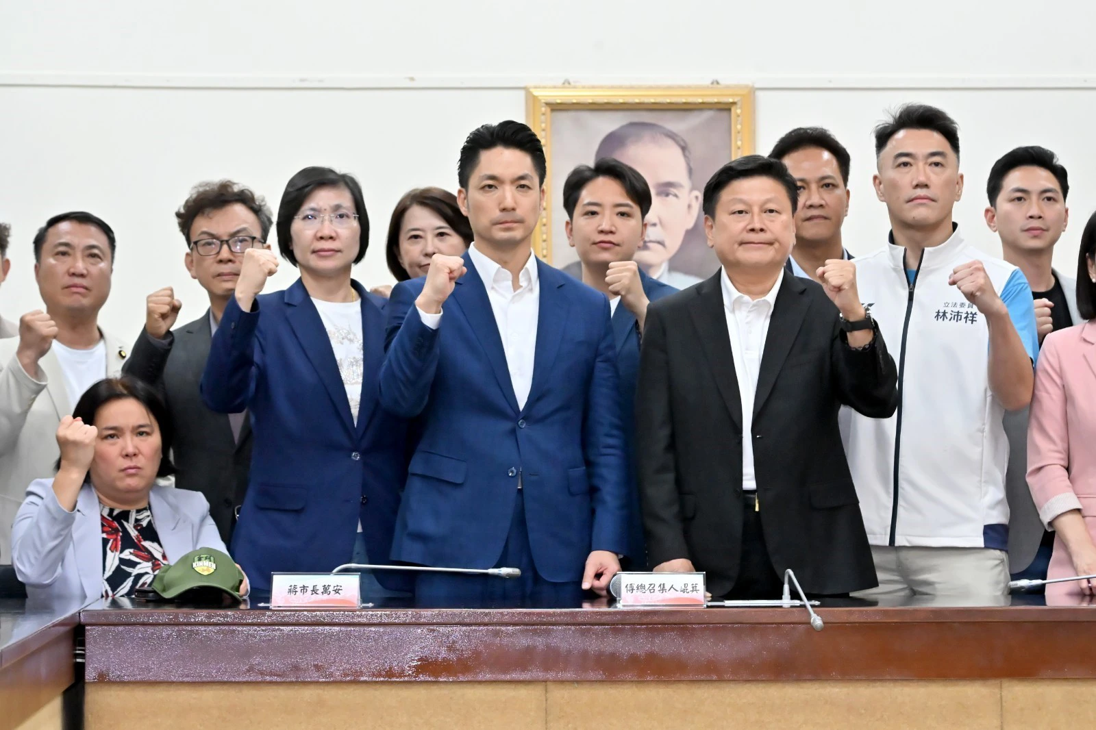 蔣萬安拜會國民黨立院黨團，並宣布凱道遊行，總召傅崐萁在檯面下早已與藍委溝通。（資料照片／張哲偉攝）