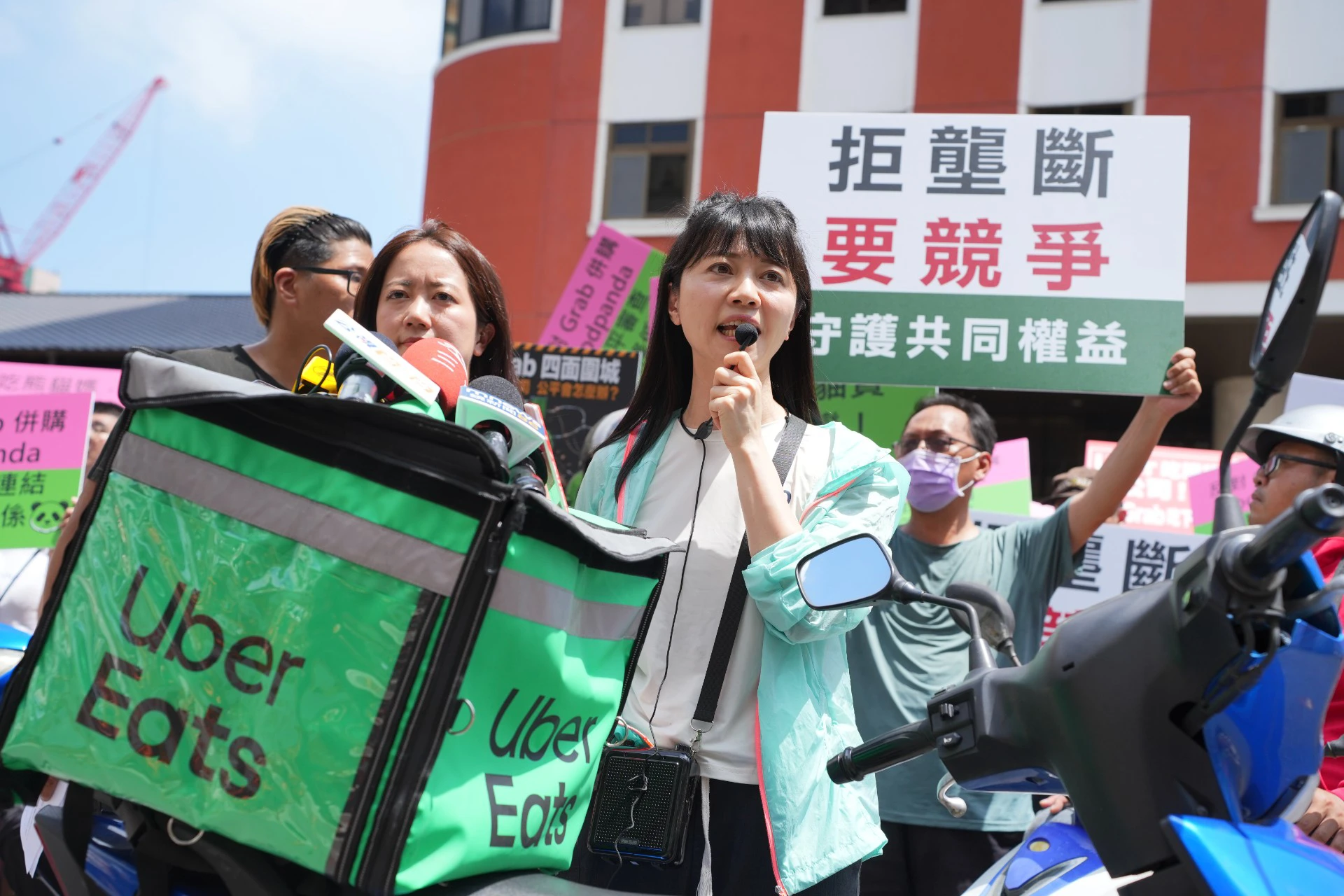 高嘉瑜聲援陳情外送員「反對Grab併Foodpanda」 公平會延長審議：股權連結、競爭影響待釐清