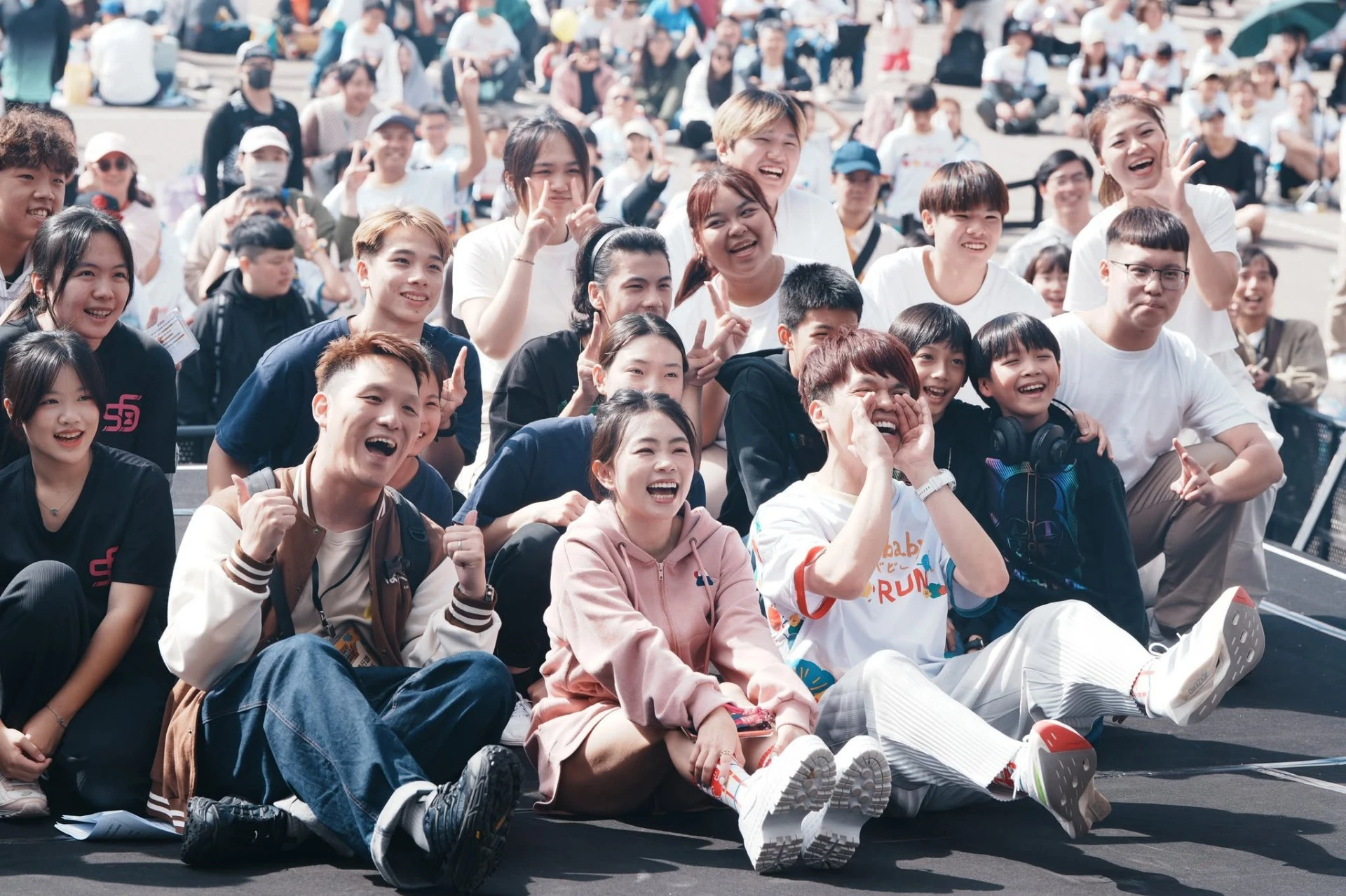 蔡阿嘎現身公益！《有才獎助學金》暑期訪視　陪伴百位學童勇敢追夢