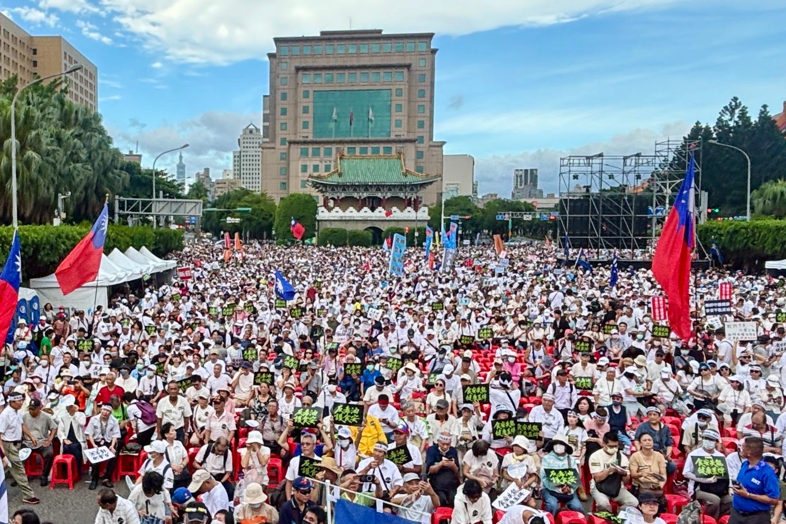 【反毒油抗議】藍白動員凱道抗議！人潮湧至景福門　綠支持者鬧場遭驅離