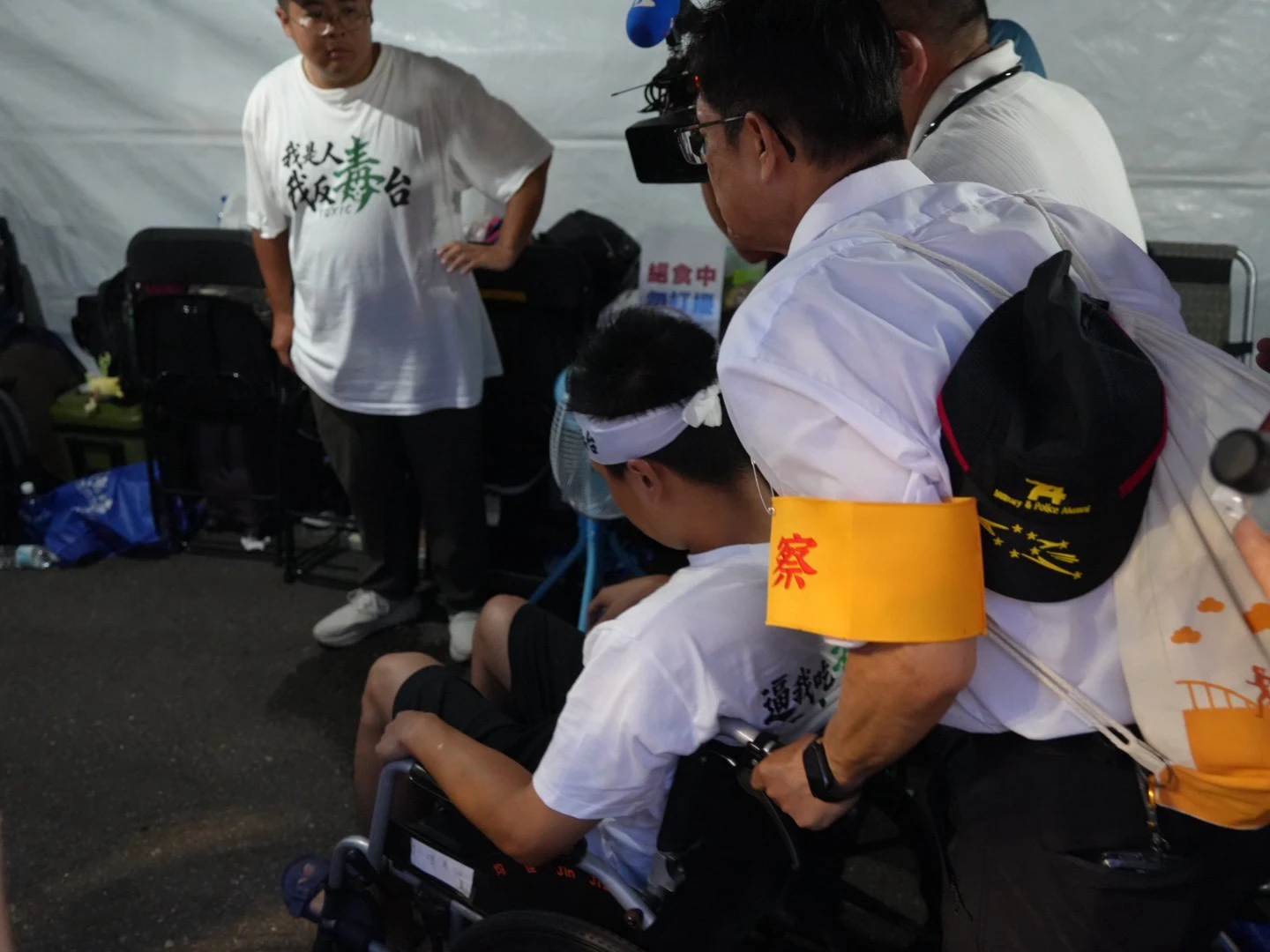 【反毒油抗議】藍青年絕食152小時　凱道抗議中途強制送醫