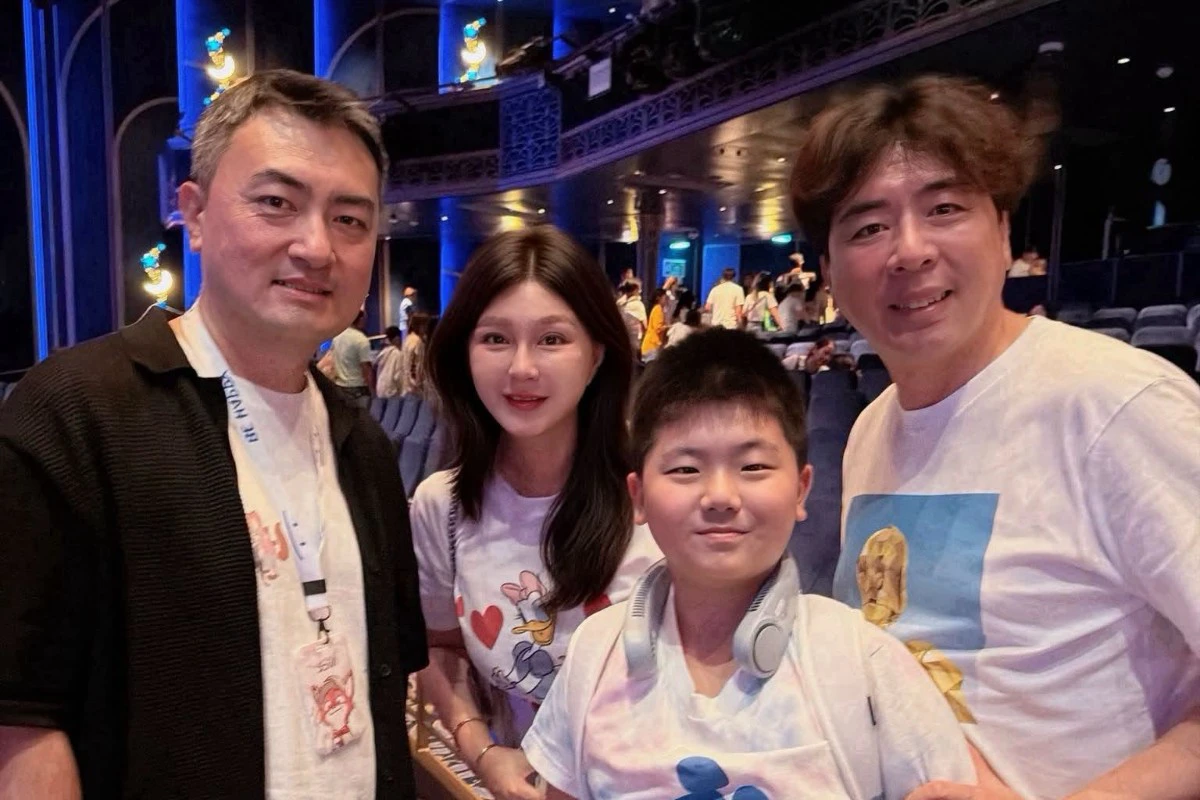 婚變、逃漏稅傳聞瘋傳！老高在新加坡巧遇梁赫群　合照曝光了