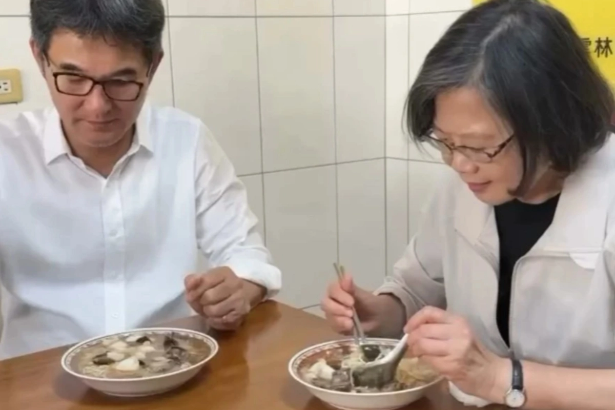 蔡英文赴雲林大嗑花枝鱔魚麵　「14字評語」網友嗨翻