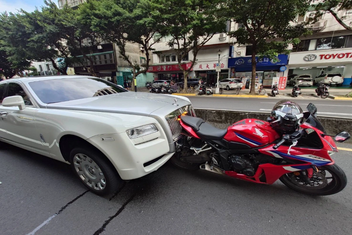 租2500萬勞斯萊斯出事了！追撞重機「前車頭撞凹」維修恐噴百萬