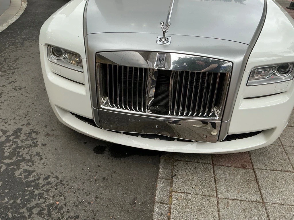 勞斯萊斯的保險桿、水箱變形破裂，維修費上看百萬。（翻攝畫面）