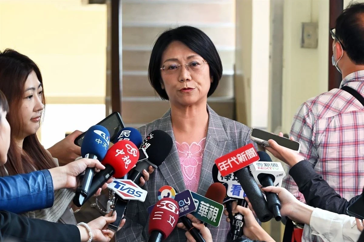 李濠仲專欄:翁曉玲可一併凍結自己薪水