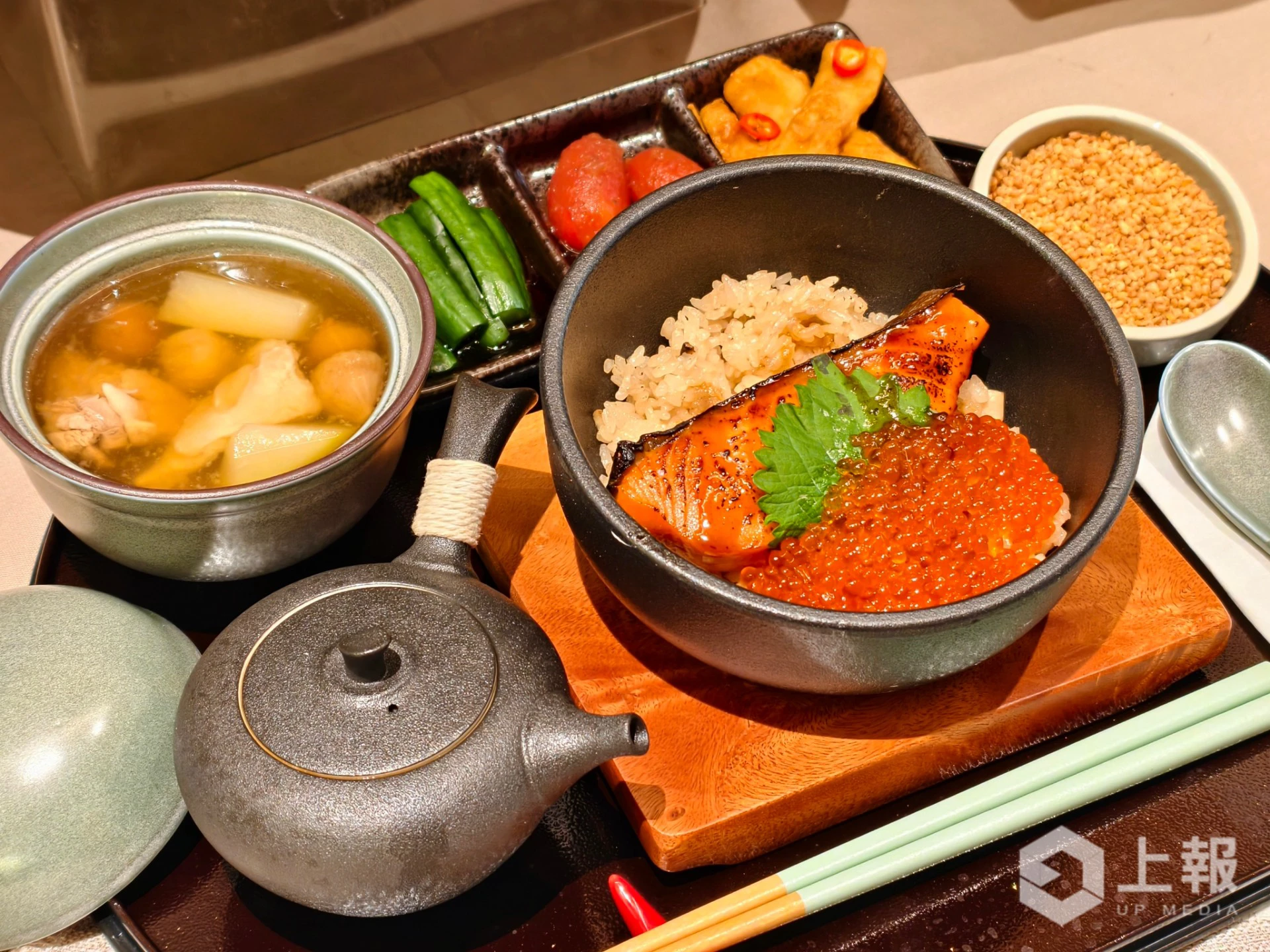 田樂鮭魚茶釜飯，370 元。（林冠伶攝）