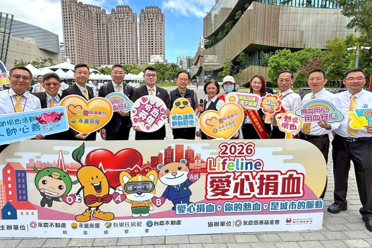 攜手守護桃園!地政局長蔡金鐘(左六)與永慶加盟四品牌大合照,現場同仁活力滿滿,共同見證809袋愛心大爆發。(永慶房產集團提供)