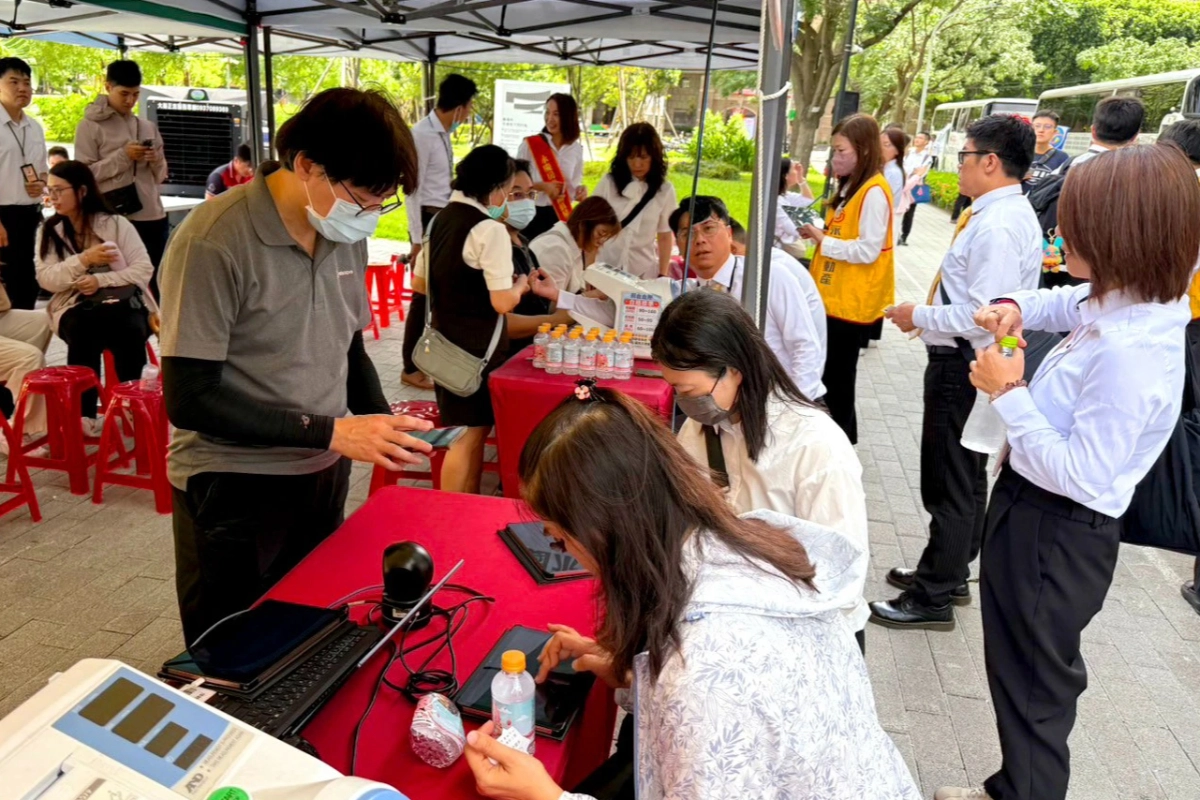 拿出服務民眾的精神!永慶加盟四品牌桃園區夥伴變身活動最佳守護者,用最真誠的笑容和專業引導,確保活動圓滿順暢。(永慶房產集團提供)
