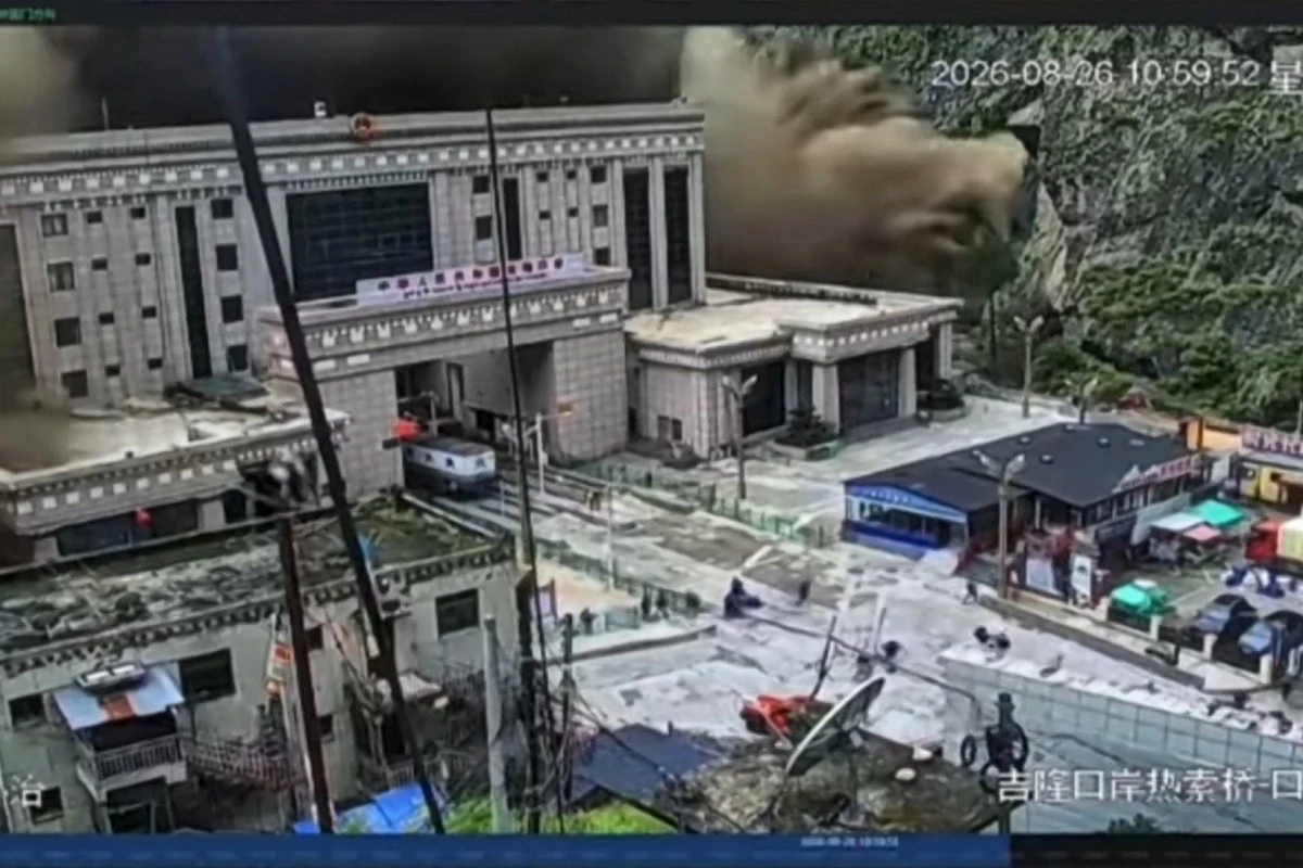 位于中国和尼泊尔边境的西藏吉隆口岸26日遭洪水袭击,民众紧急逃生。(法新社)