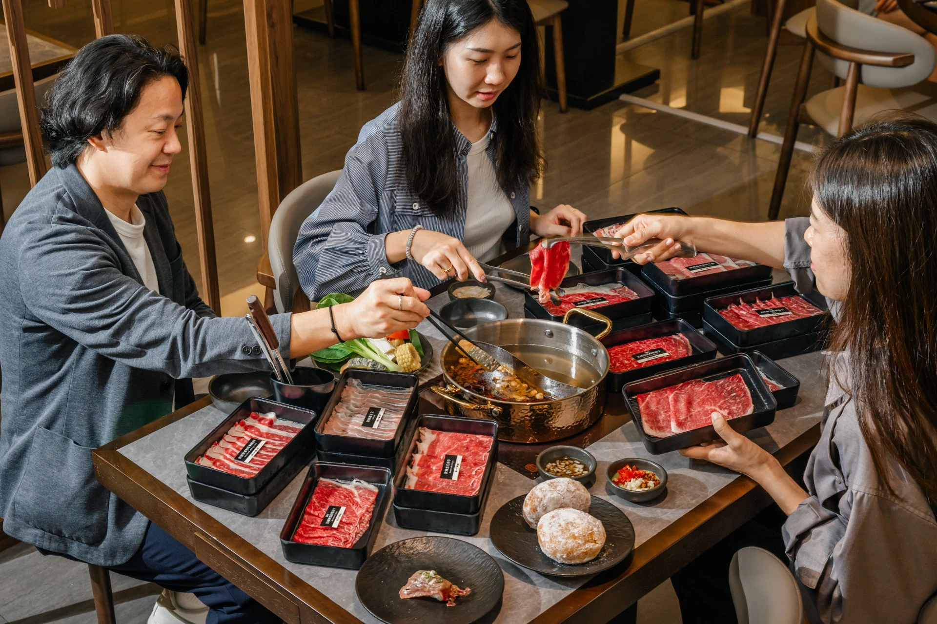 路易莎全新和牛火鍋吃到飽登陸苗栗!美國極黑和牛、澳洲黑毛和牛無限續 加碼百道料理自助吧