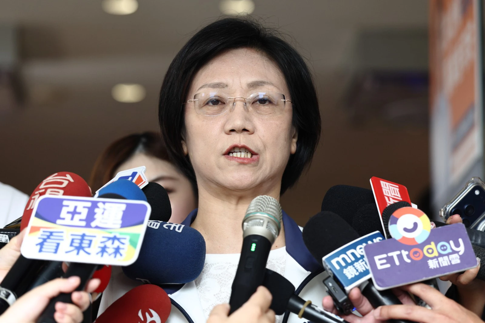 刪凍預算惹議！店家貼「翁曉玲禁止入內」抵制　本人被問僅笑回這句