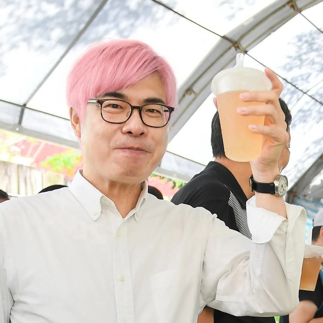 為了宣傳BLACKPINK高雄演唱慧,陳其邁PO粉色頭髮照片應援。(取自陳其邁臉書)