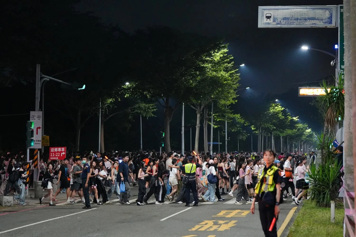 高雄為迎接演唱會大量人潮,現場動員警力維持秩序。(取自陳其邁臉書)