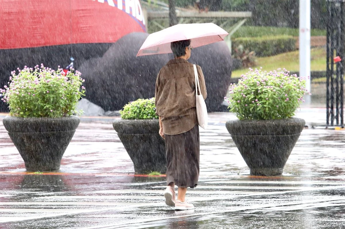雨還要下！低壓帶影響未來一周　中南部雨勢明顯、局部飆36度
