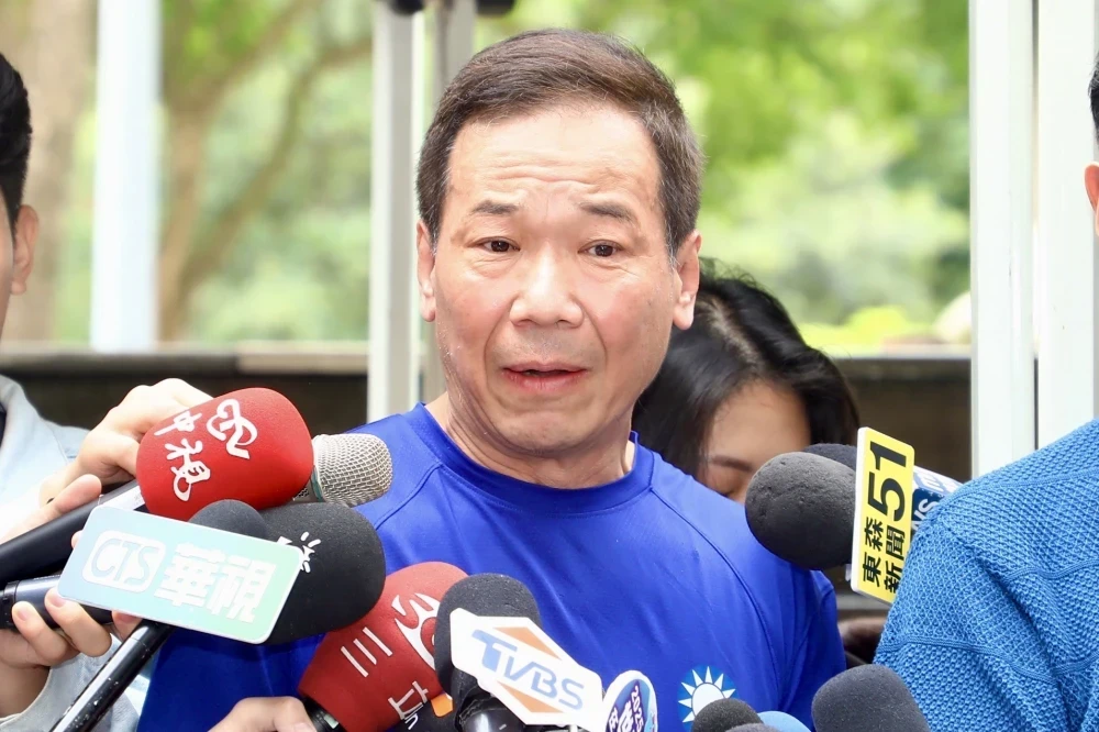 竹北藍白破局！鍾小平酸柯文哲「恐怖情人」　讚黃國昌溫柔情人
