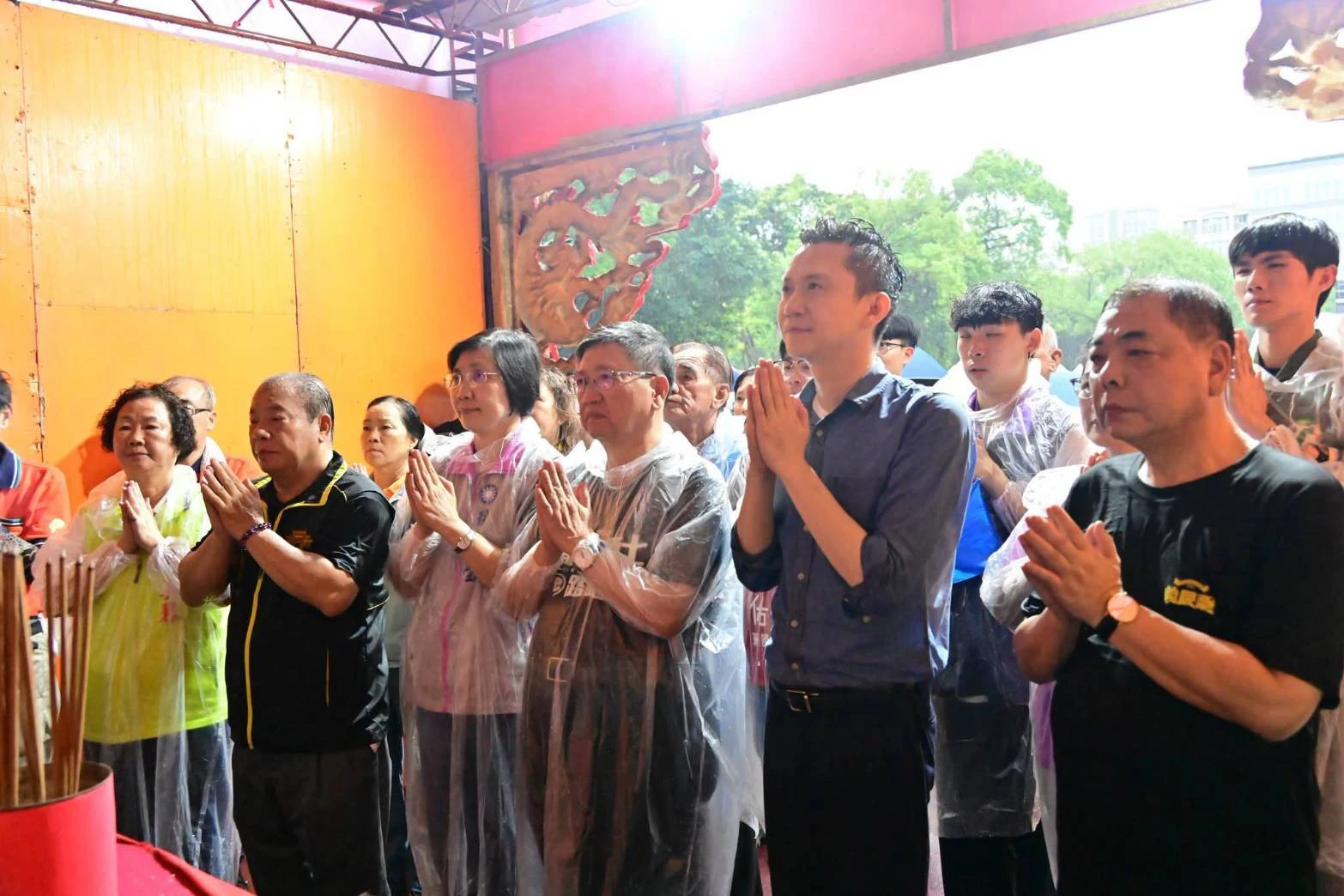 陳見賢為義民爺罕見同台徐欣瑩卻「零互動」　與鄭朝方合力「扛轎、接轎」引政治聯想