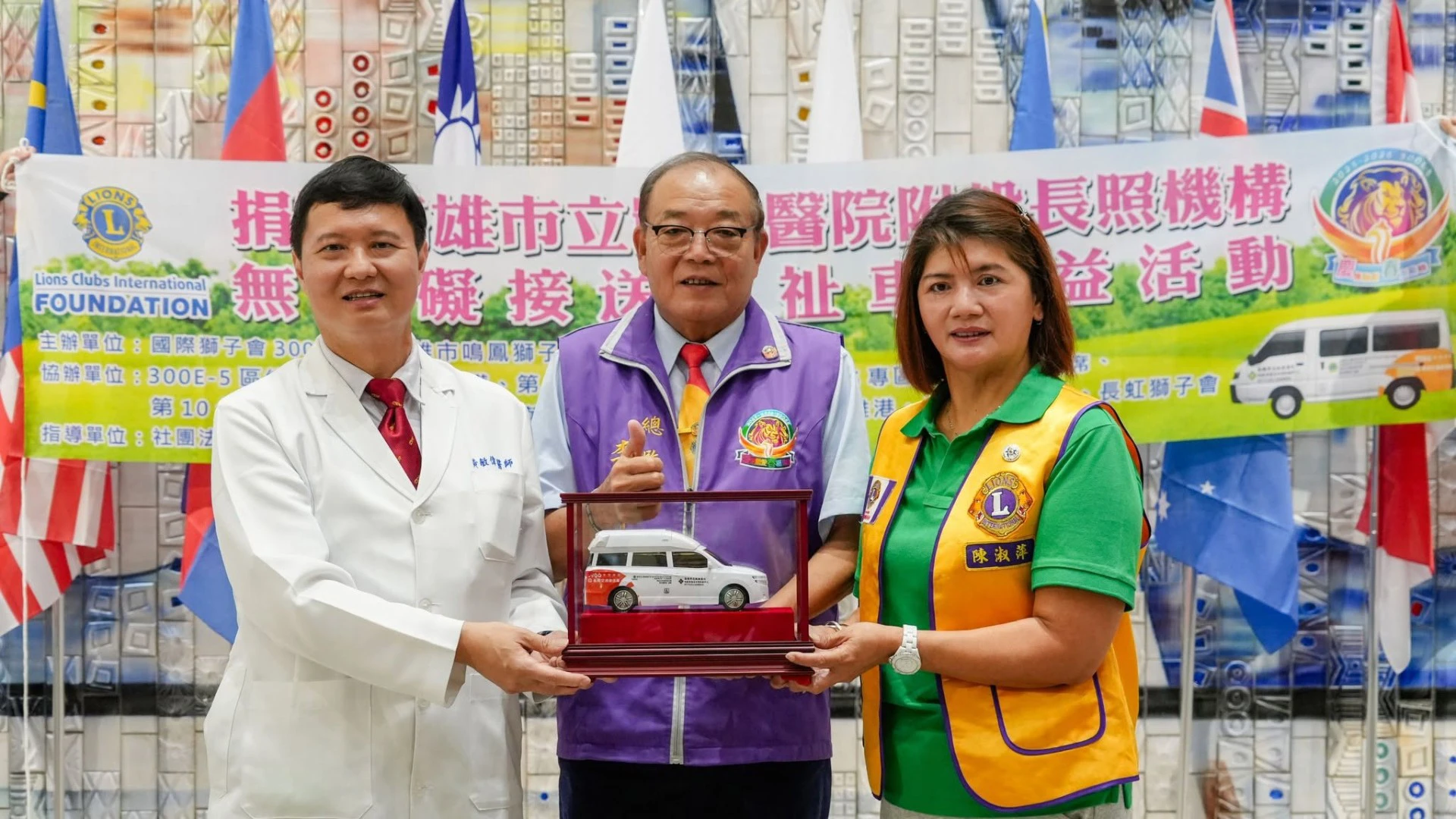 高雄市立凱旋醫院副院長黃敏偉（左）表示院方配2輛救護車，會依患者病情的嚴重程度與急迫性分級處理。（取自高雄市立凱旋醫院臉書）