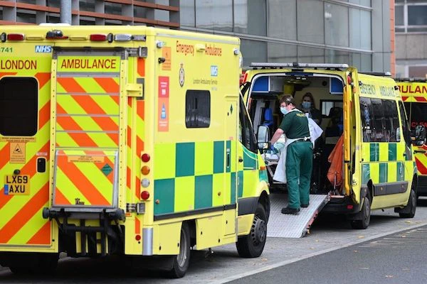 英國對醫療機構間的緊急轉送建立明確分級標準，由公立NHS救護服務統一受理999緊急救護並依病情調度。（法新社）