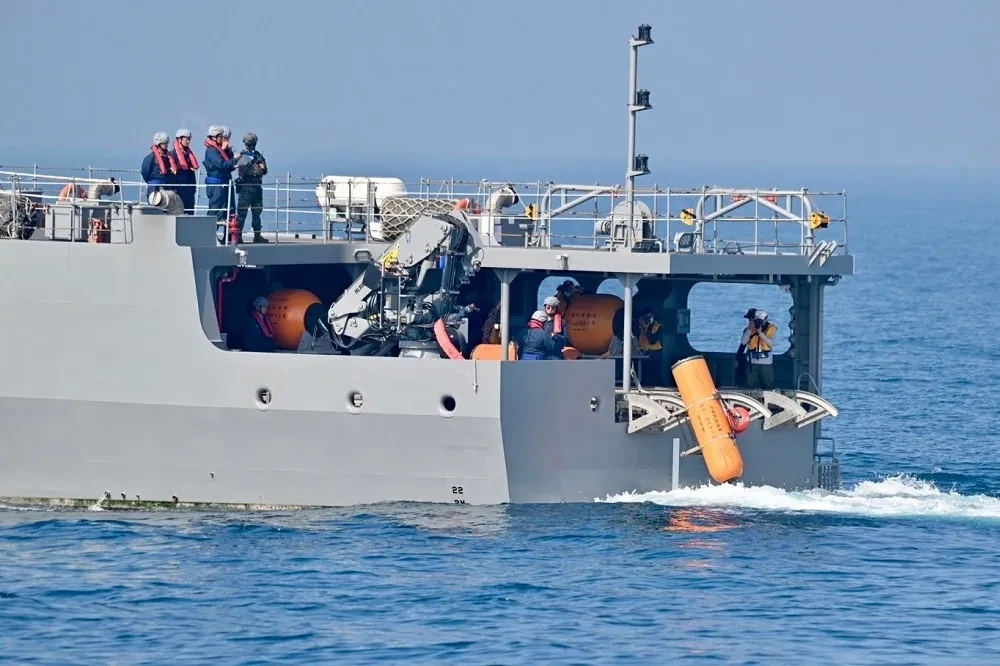 圖為海軍出動掃、獵雷艦施放水中處理器查證水雷目標。（資料照片／張哲偉攝）