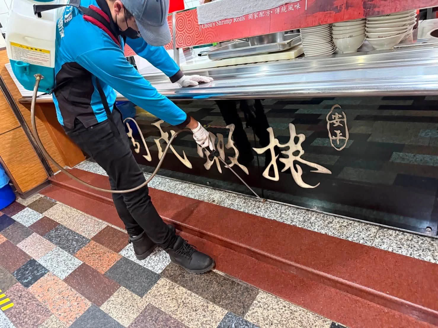 周氏蝦捲安平老店遭潑上百隻蟑螂　雨衣男落網稱：不滿服務態度