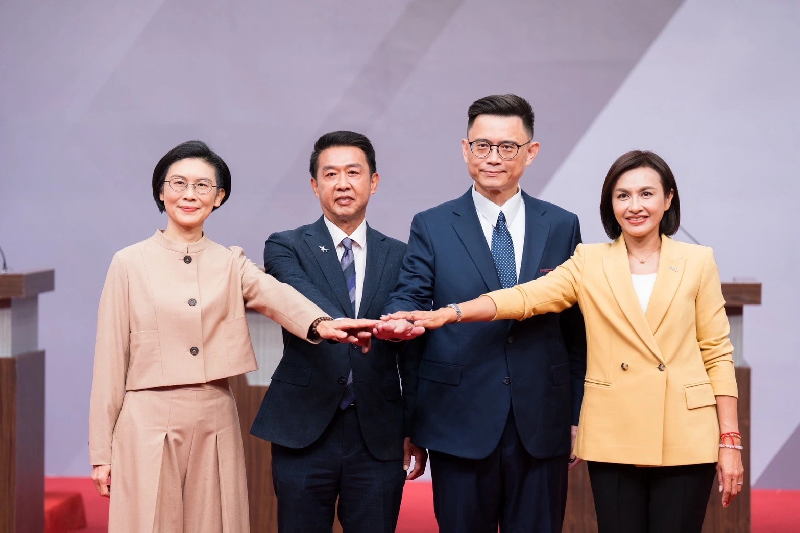 賴瑞隆選戰策略採取「九宮格戰術」,由各選區綠委催票推進,鞏固綠營選情。(民進黨提供)