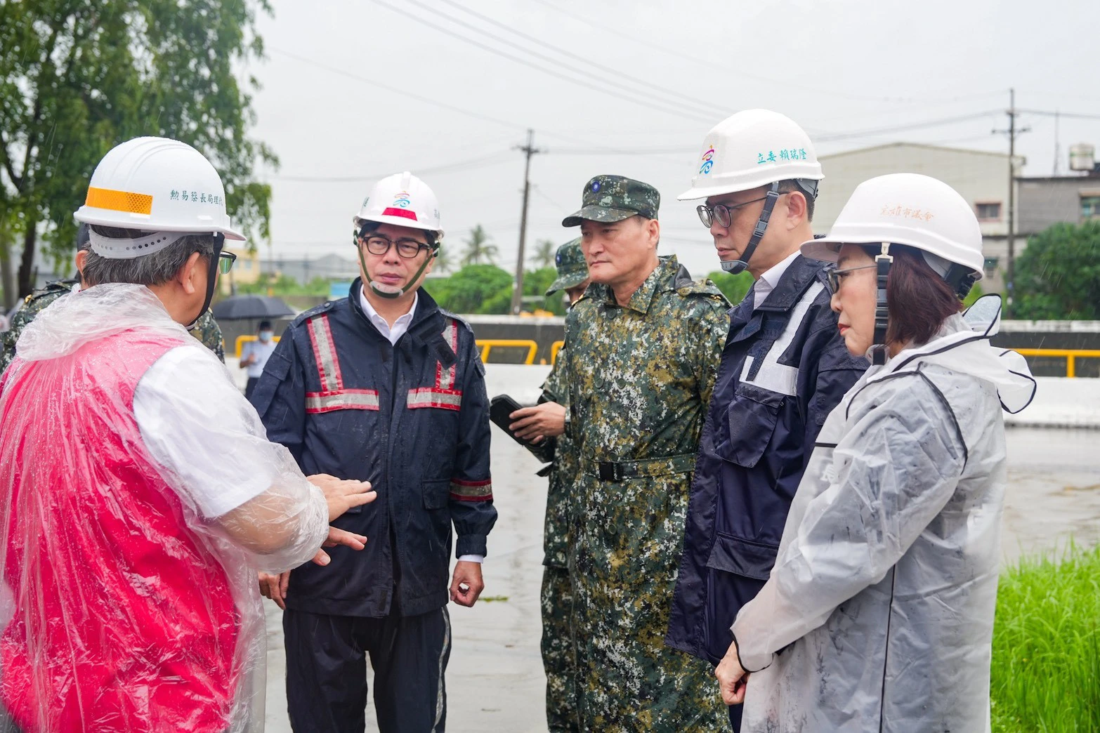 高雄接連豪雨,賴瑞隆接受專訪當天,才冒著雨勢進行勘災。(賴瑞隆辦公室提供)