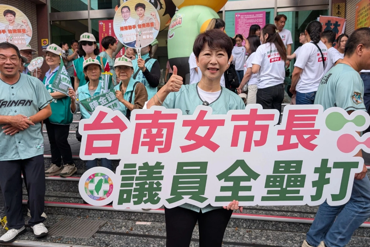 黃偉哲陪同陳亭妃率團登記參選　力拼「台南女市長·議員全壘打」