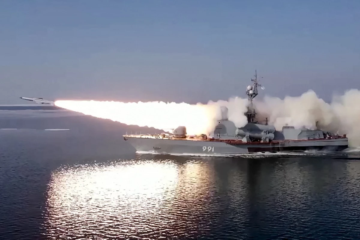 俄羅斯國防部2023年3月28日發布影像，太平洋艦隊在日本海軍演，向模擬目標發射了一枚「蚊子」（P-270　Moskit）巡弋飛彈。（法新社）