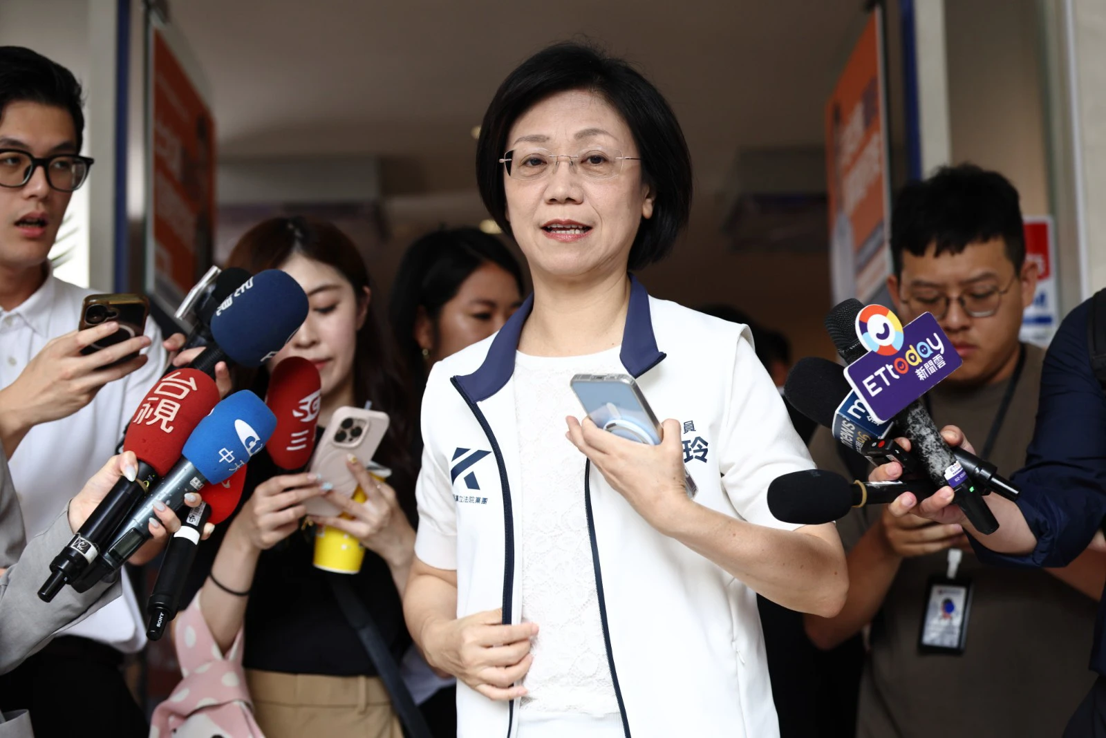 翁曉玲軍人節喊追討國軍加給　嗆綠營只心疼卓榮泰薪水遭凍