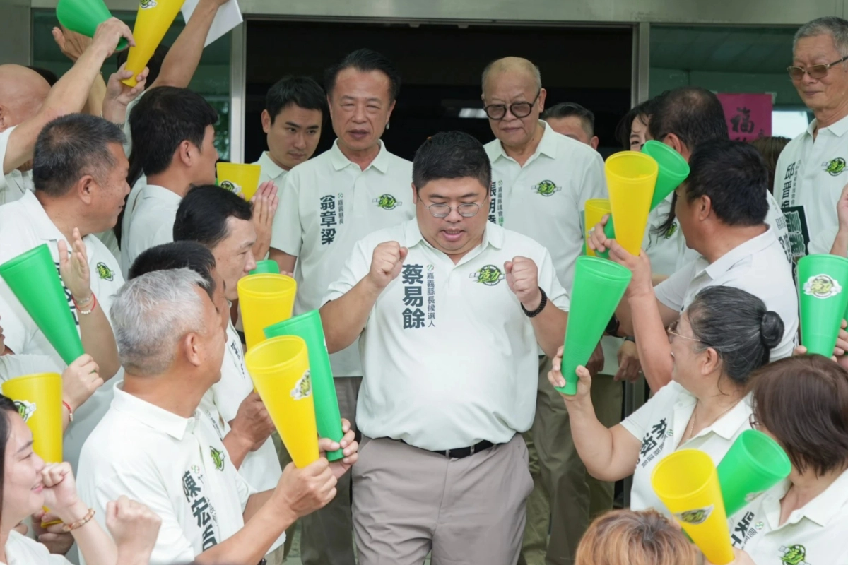 蔡易餘完成縣長參選登記　翁章梁交棒力挺