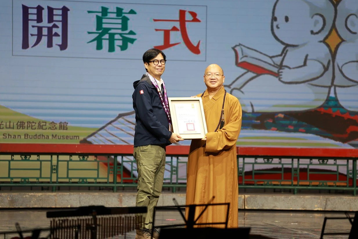 陳其邁和心保法師,不僅年齡相近,私下也有好交情。(佛光山提供)