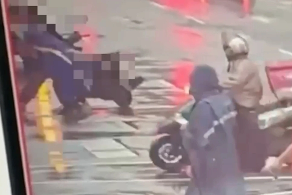 汽機車變換車道釀糾紛　北市2駕駛當街互毆畫面曝光