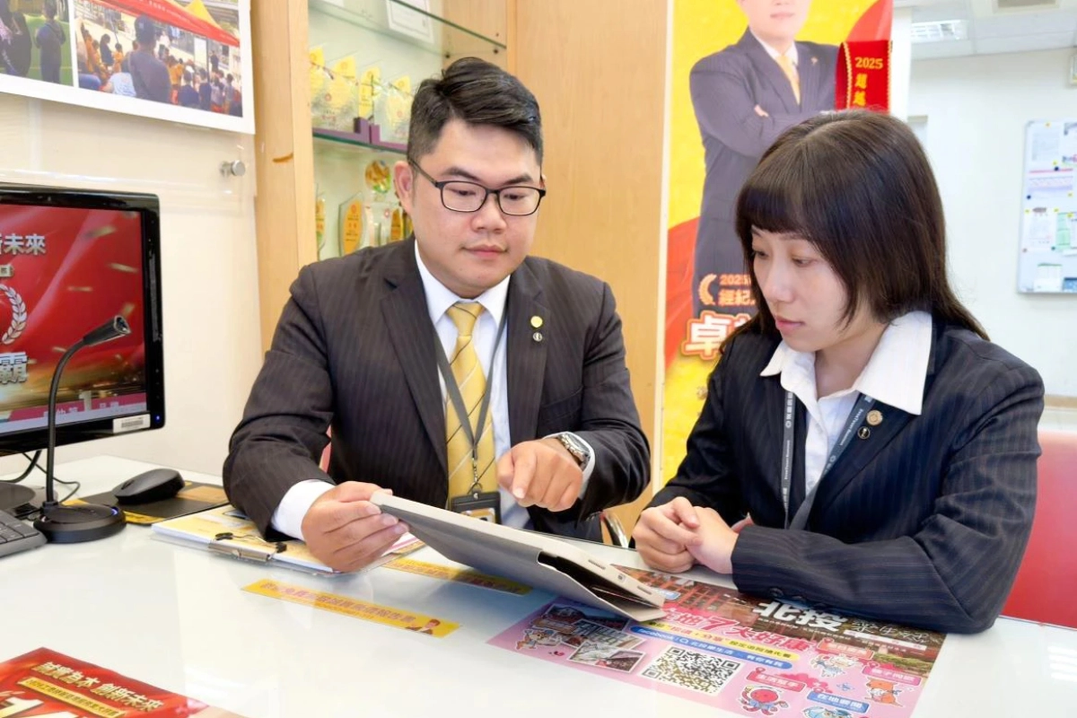 陳冠穎店長(圖左)表示，透過訓練表現，可以更快掌握新人哪些情境已經熟悉、哪些環節仍需要加強，再進一步安排個別指導。（永慶房產集團提供）