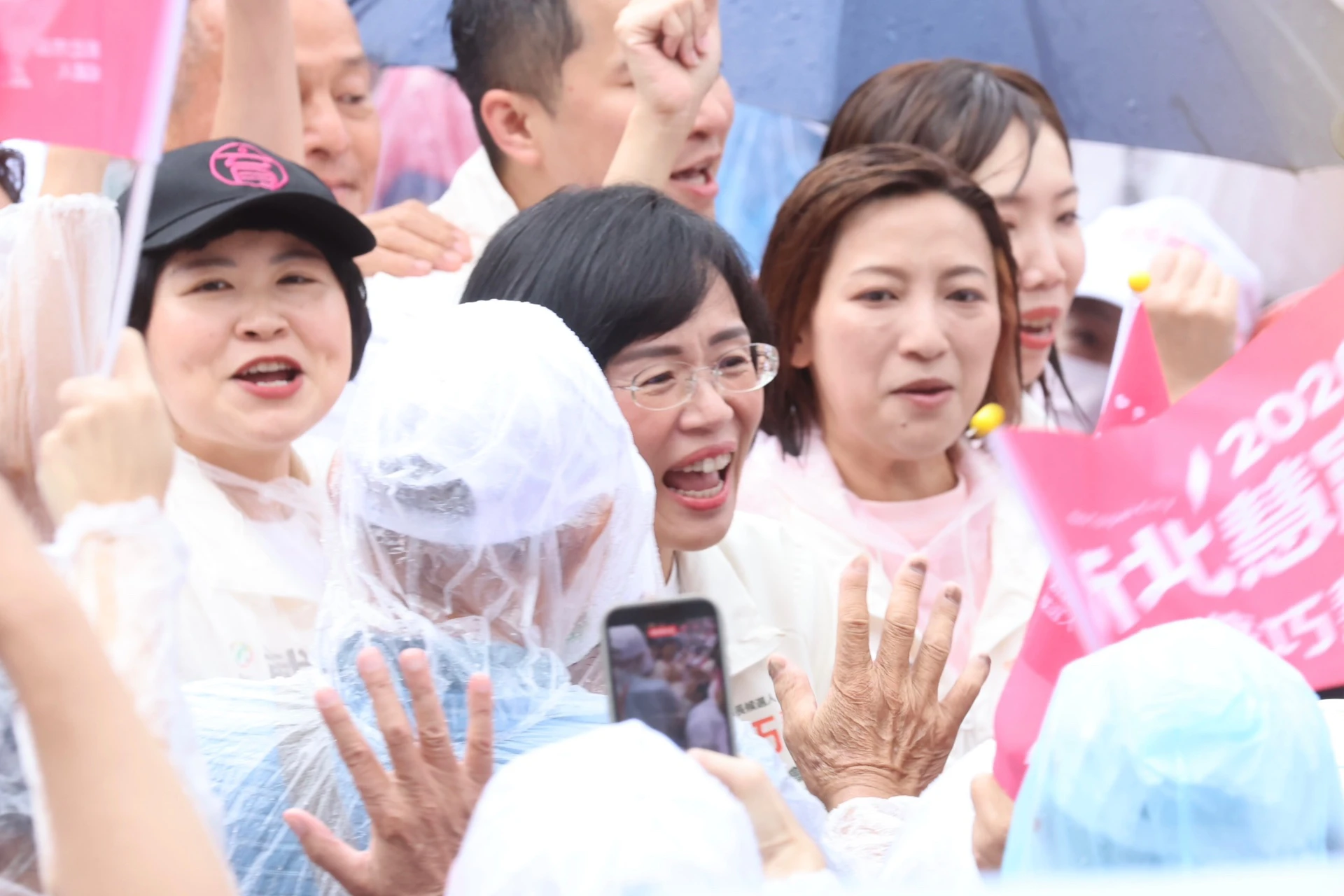 蘇巧慧大進場時民眾熱烈歡迎，她花了7分鐘才走到舞台上。（王侑聖攝）
