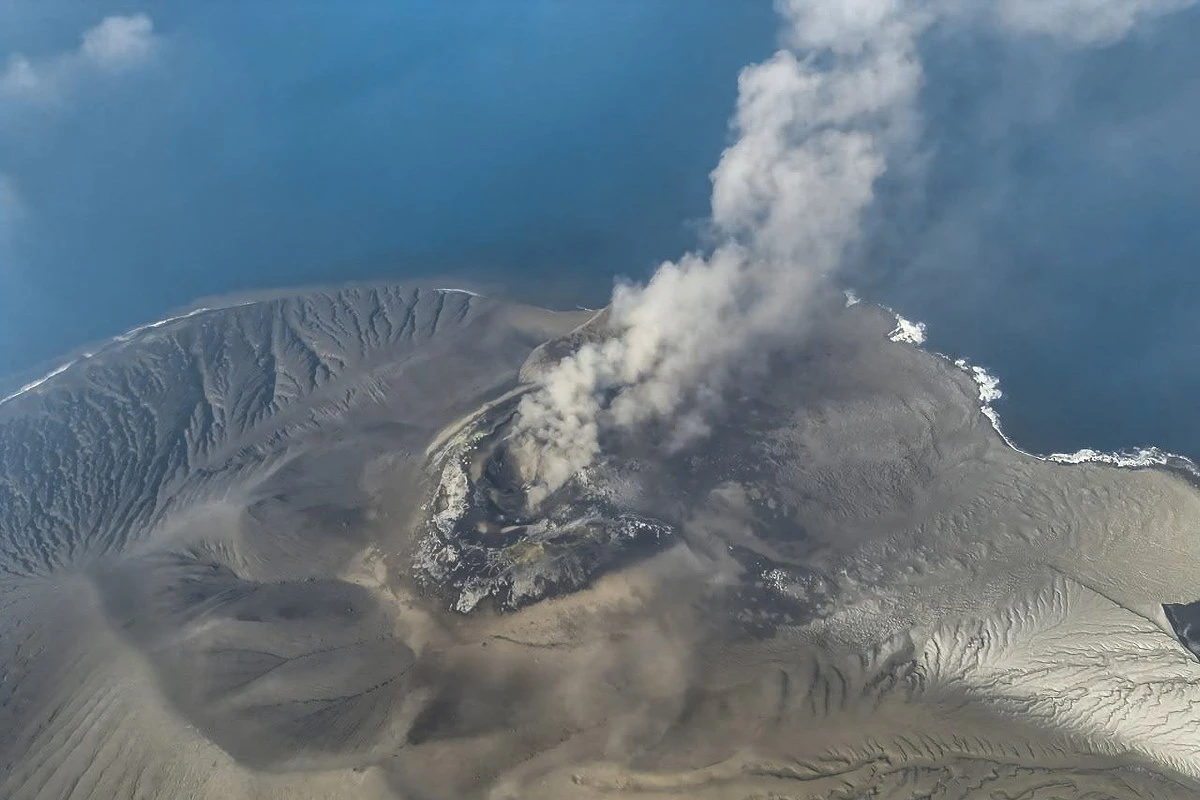 【有片】印尼火山連2日噴發癱瘓8機場 1558航班延誤17萬人受困
