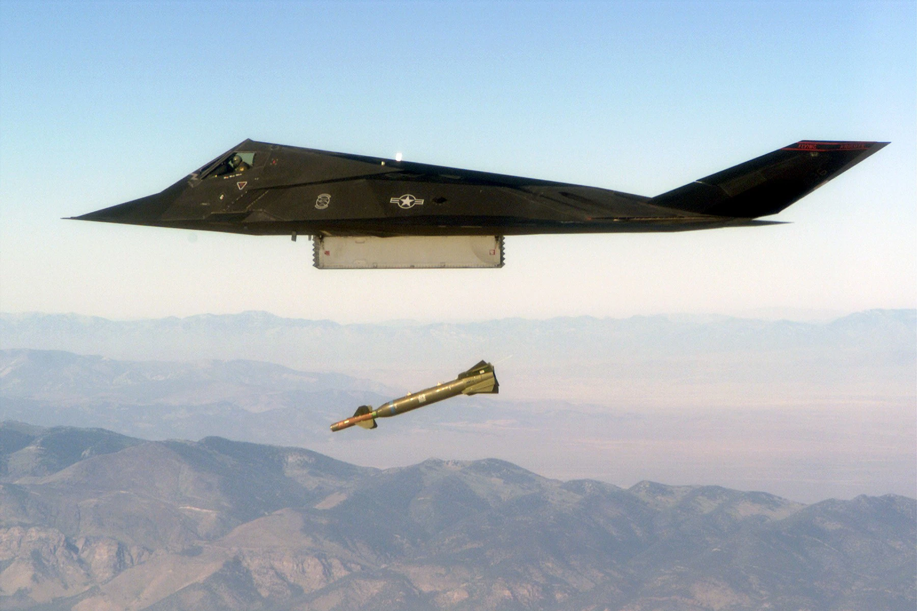 一架F-117「夜鷹」（Nighthawk）匿蹤攻擊機在美國猶他州希爾空軍基地執行「戰鬥之鎚」（Combat Hammer）實彈武器測試任務，投擲GBU-27「寶石路III」（Paveway III）雷射導引炸彈攻擊目標。