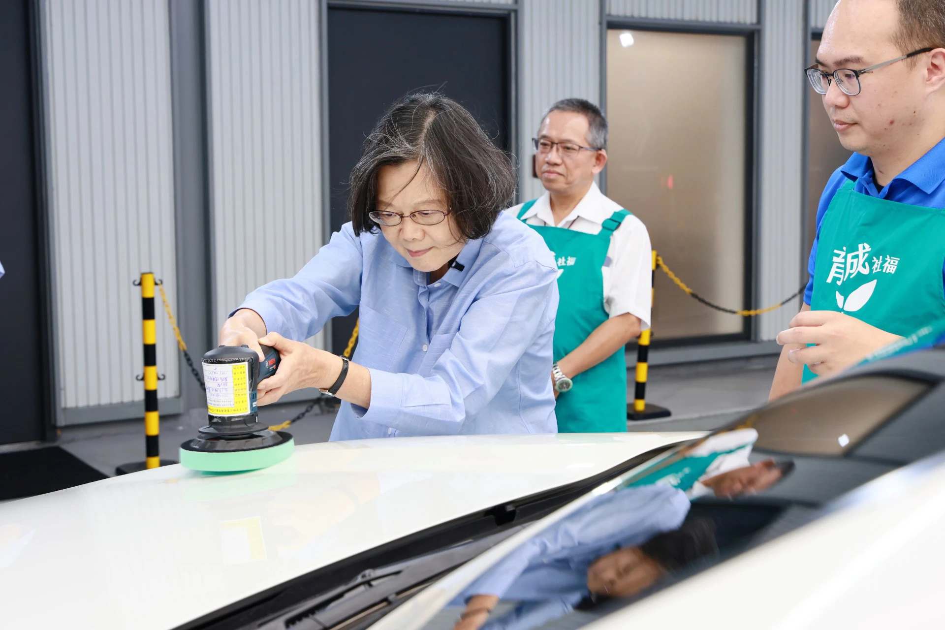 蔡英文訪庇護工場親自幫汽車打蠟　喊話「平日也要想到這裡」