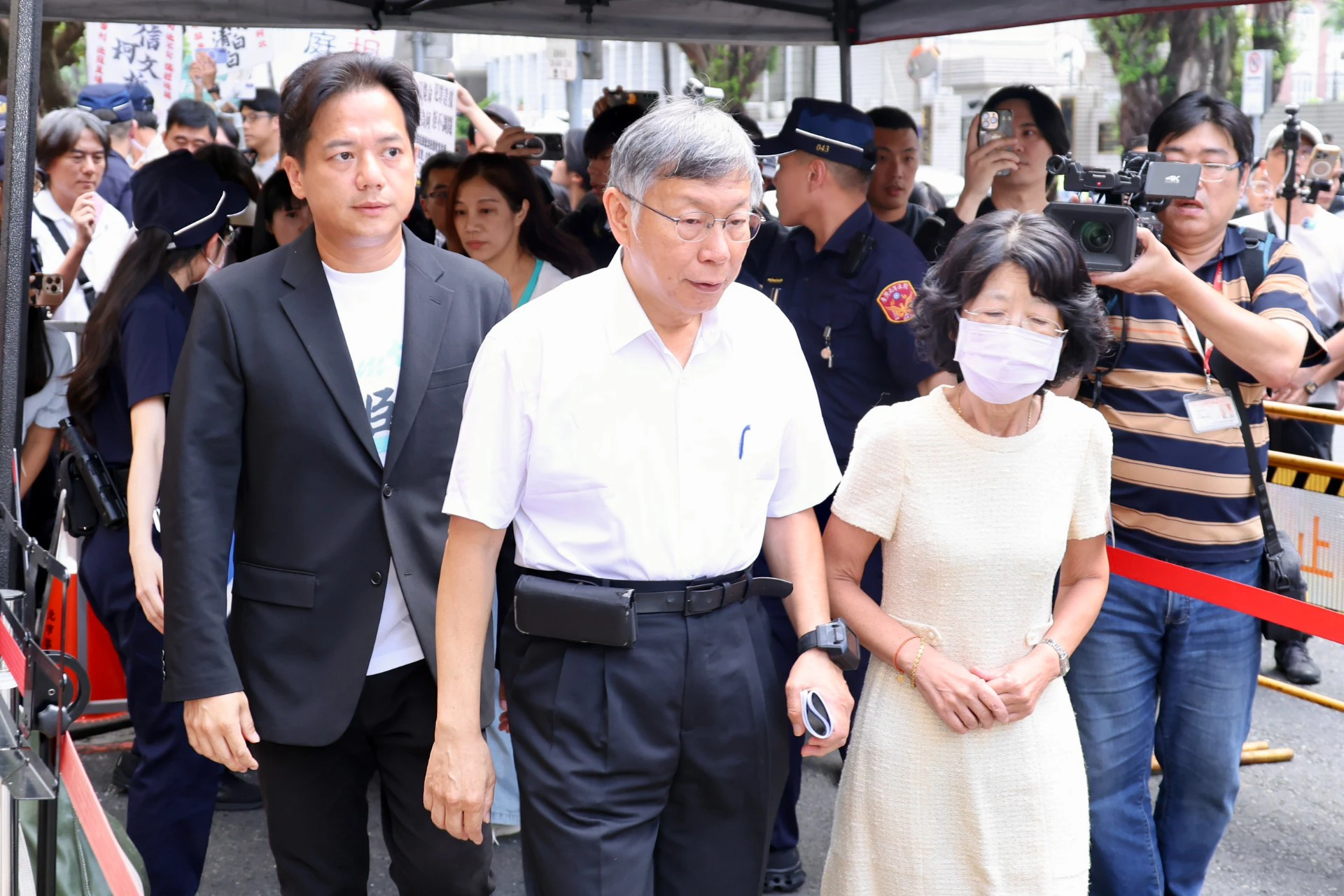 柯文哲二審首庭陳佩琪愛相隨　小草擠高院狂喊「清清白白、還我阿北」