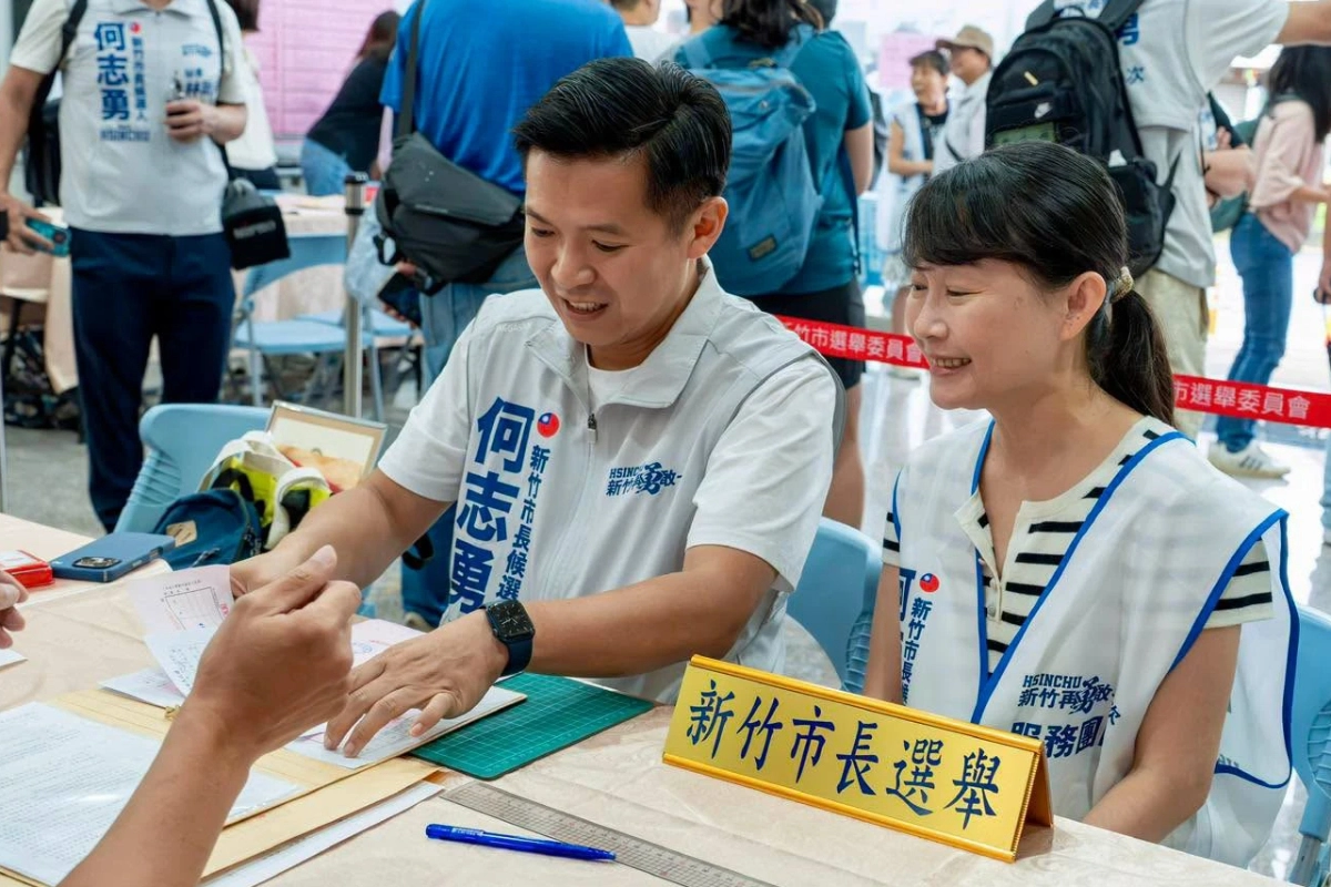 不甩「藍白合」仍登記參選新竹市長　何志勇遭國民黨撤銷黨籍