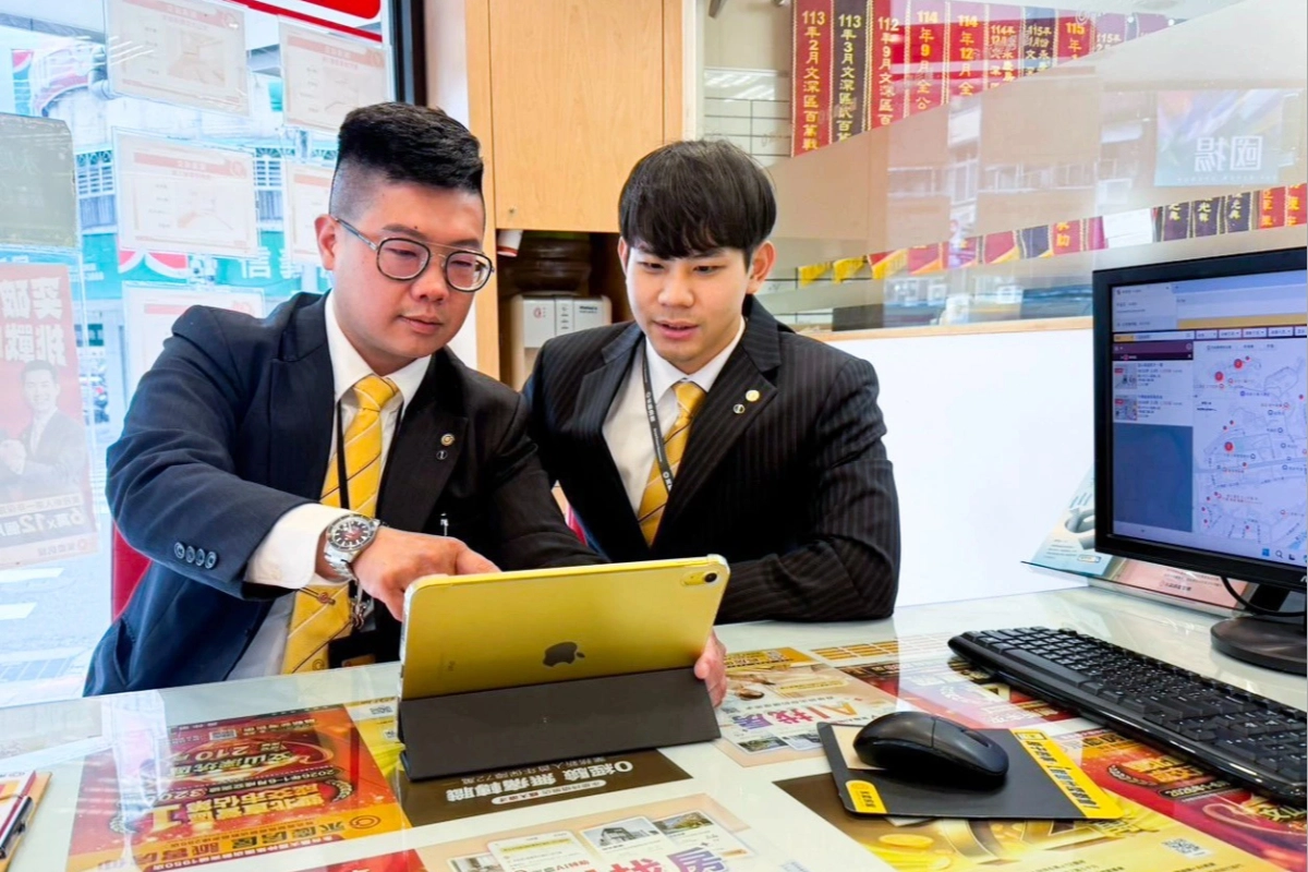 李柏煊店長(圖左)表示，對新人來說，AI智能教練最大的幫助是不用等到真的面對客戶才發現自己哪裡不熟，而是可以先把基本功練起來。（永慶房產集團提供）