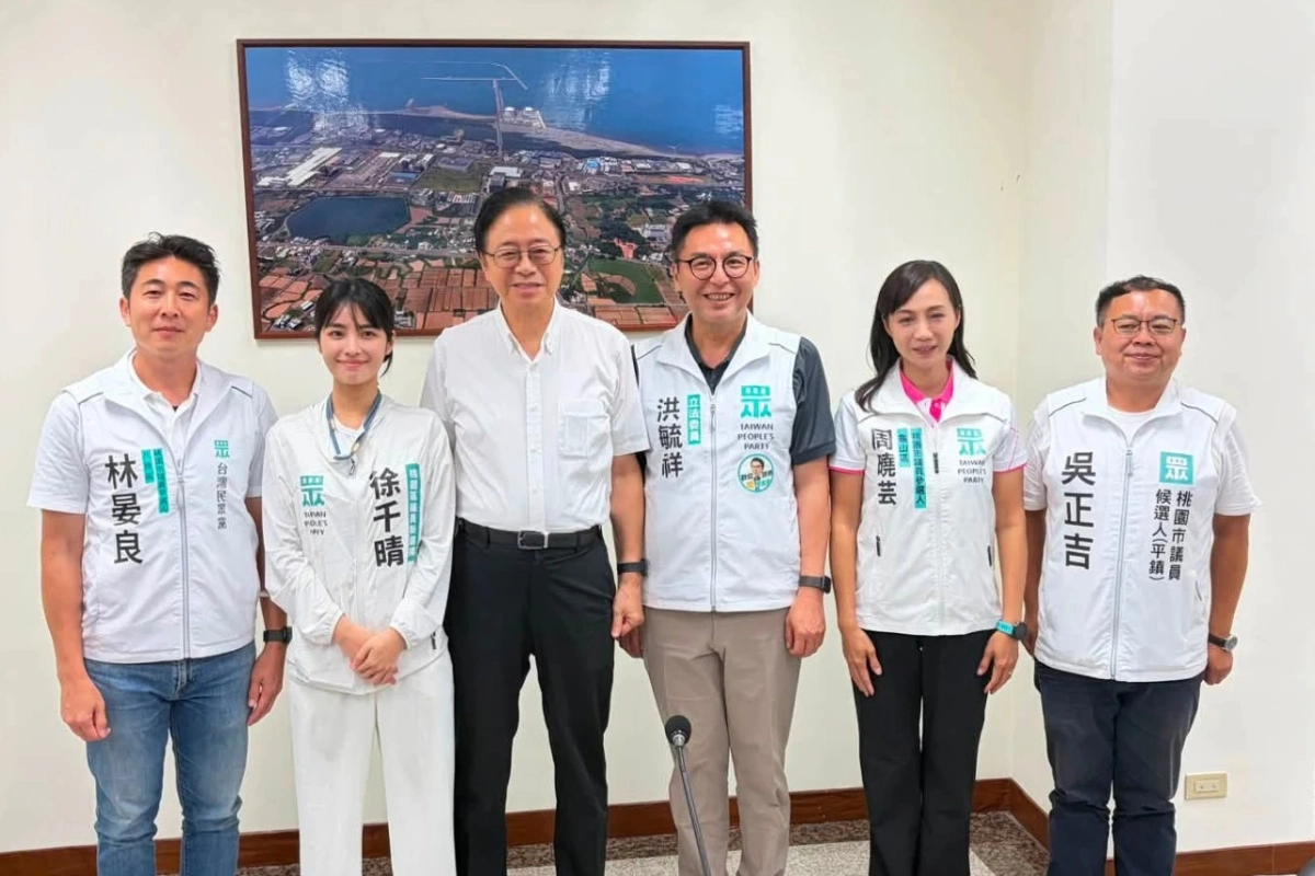 藍白合作卡關「誰選誰讓」,張善政另闢戰線,桃園率先示範藍白合作。(取自周曉芸臉書)