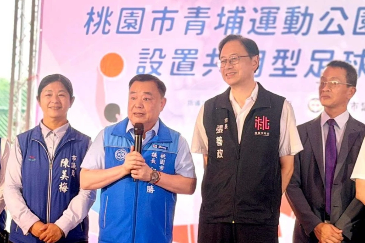 除了市長張善政積極擴大跨黨合作,國民黨籍桃園市議長邱奕勝(左2)也高度重視「藍白合作」,目前正著手布局,盼透過整合與配票策略,讓國民黨、民眾黨在桃園市議員選戰中實現席次最大化。(取自桃園市議長邱奕勝臉書)