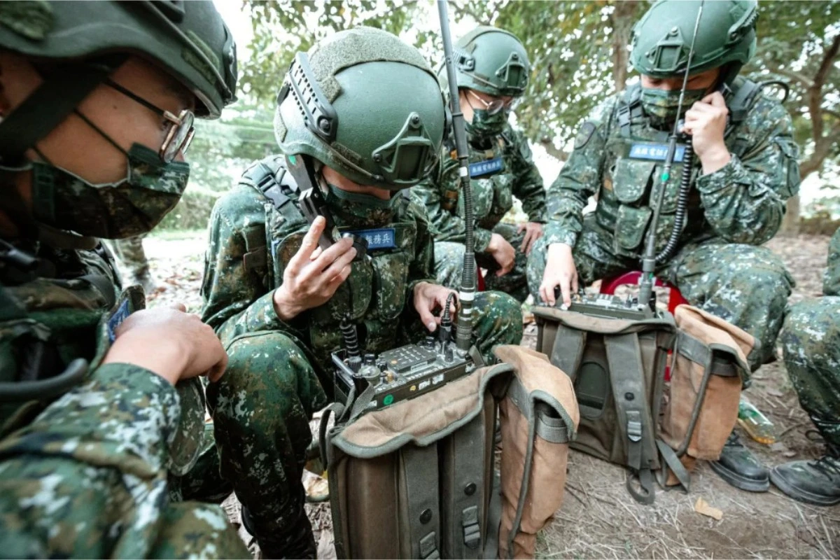 陸軍寬頻無線電機採購，應審慎評估「指定特定波形列入規格」的必要性與合理性，以及如何確保驗收的客觀與公正。（圖片取自中華民國陸軍臉書）