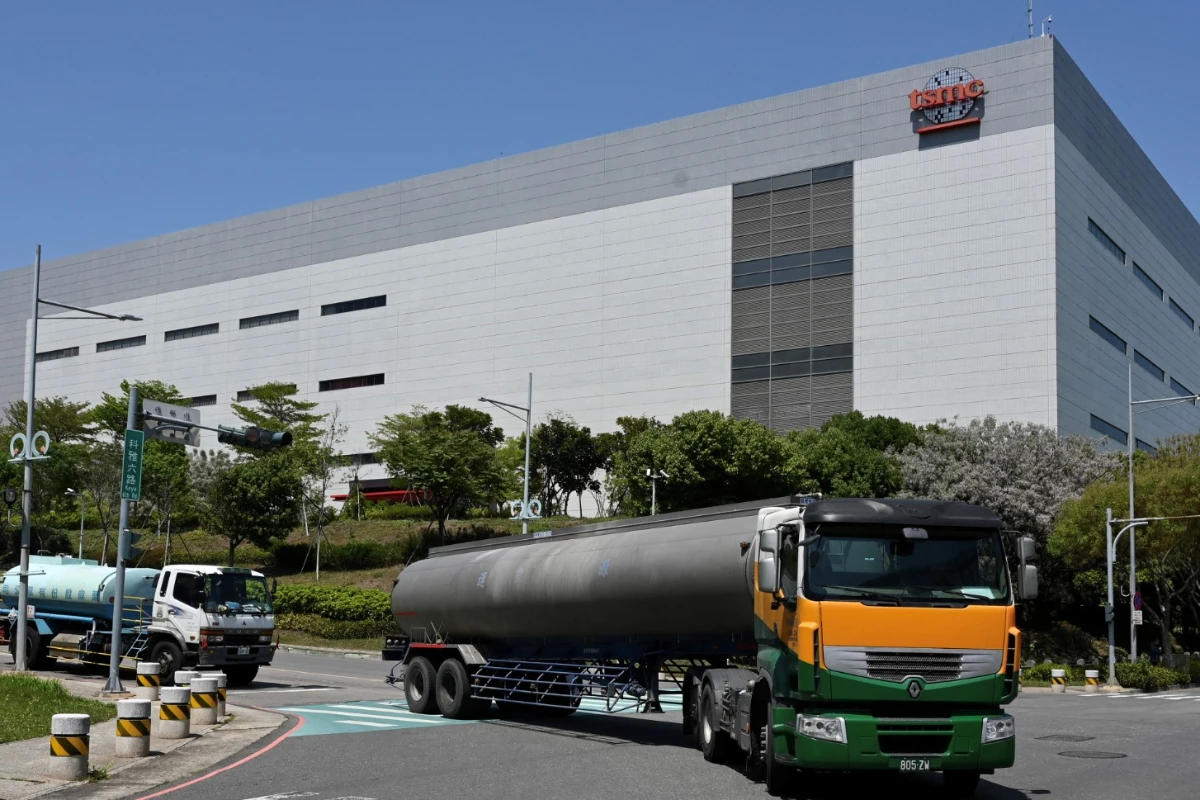 2021年3月25日的照片顯示,兩輛運水車駛過位於台灣中部台中市的台積電(TSMC)工廠。(法新社)