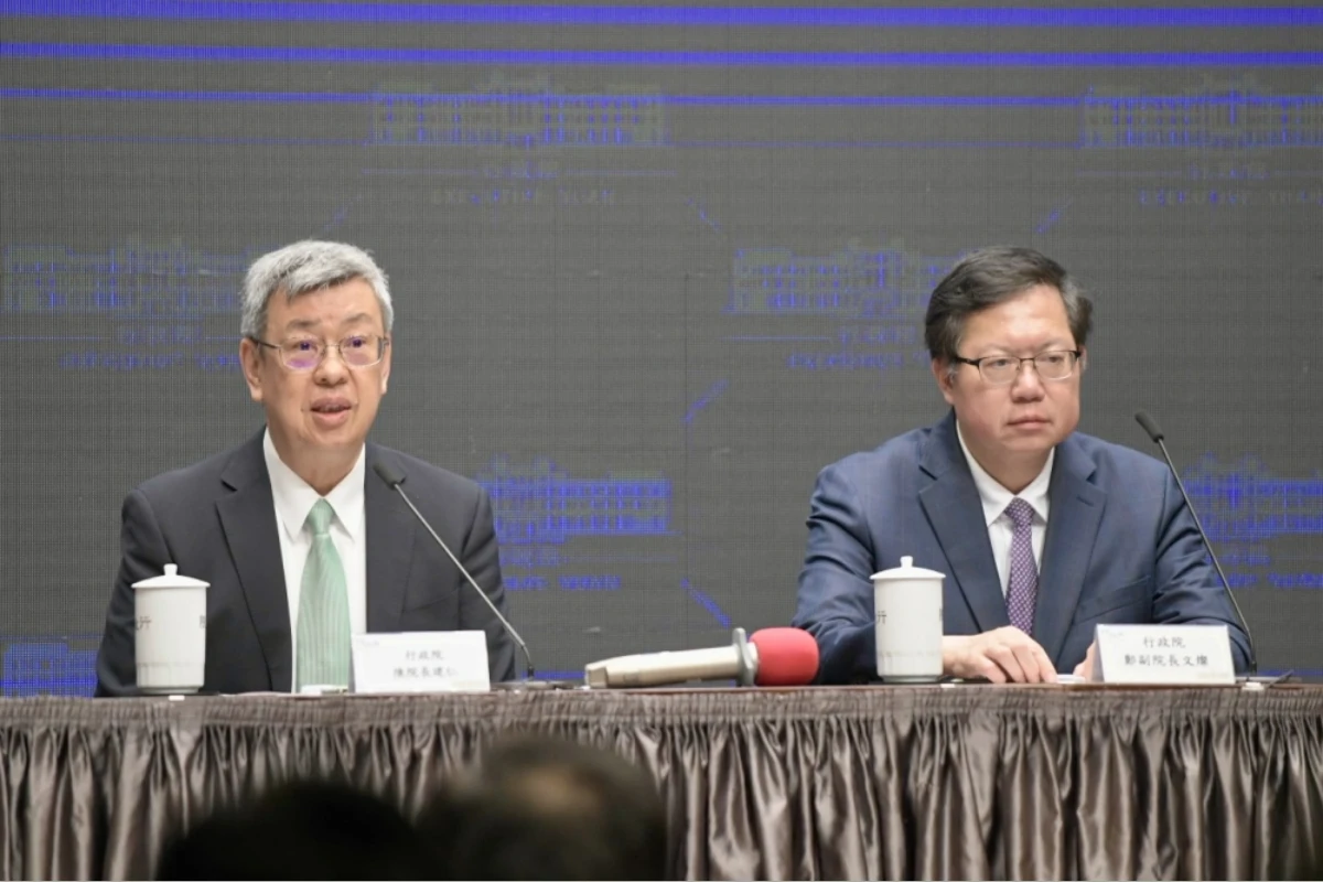 鄭文燦(右)主持一場行政院關鍵秘密會議,才讓台積電「死而復生」。右為時任行政院長的陳建仁。(資料照片/張哲偉攝)