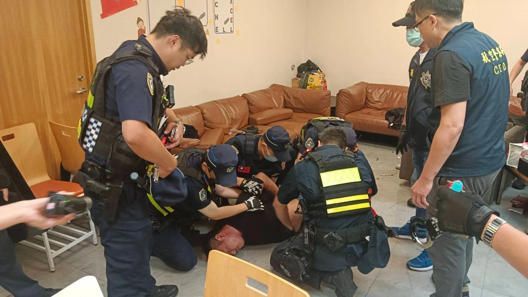 桃機驚傳持刀挾持！　男子闖入國泰航空休息室砍傷實習生遭逮
