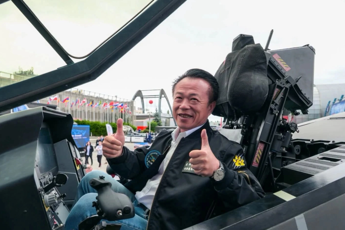 台灣「民選公職」首次坐進F-35駕駛艙　翁章梁：真是開了眼界