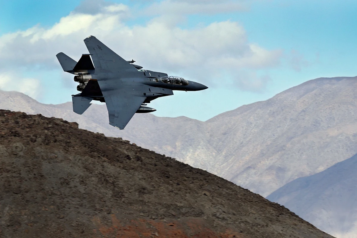 F-15E遭伊朗擊落!上校驚見「降落傘沒開」摔斷背 美特戰敵境營救50小時細節曝光